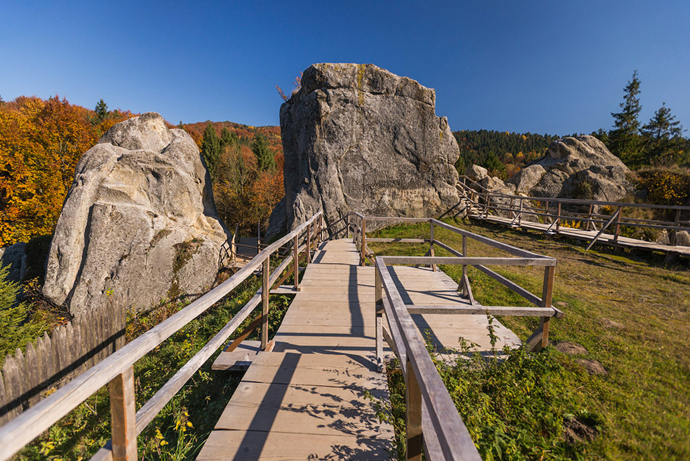 Скельна фортеця в Карпатах Тустань