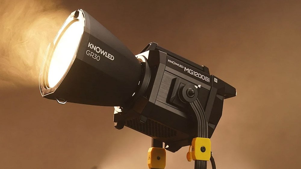 Моноблок Godox KNOWLED MG1200Bi з рефлектором KNOWLED GR30 на 30 градусів формує жорсткий теплий промінь у студійній димці, важку голову тримає ліра з жовтими фіксаторами
