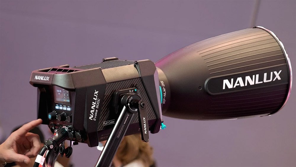 Задня панель керування Nanlux Evoke 900C: дисплей з активними значеннями, поворотні енкодери під рукою оператора, рефлектор RF-NLM-26 та масивна ліра з фіксатором LOCK